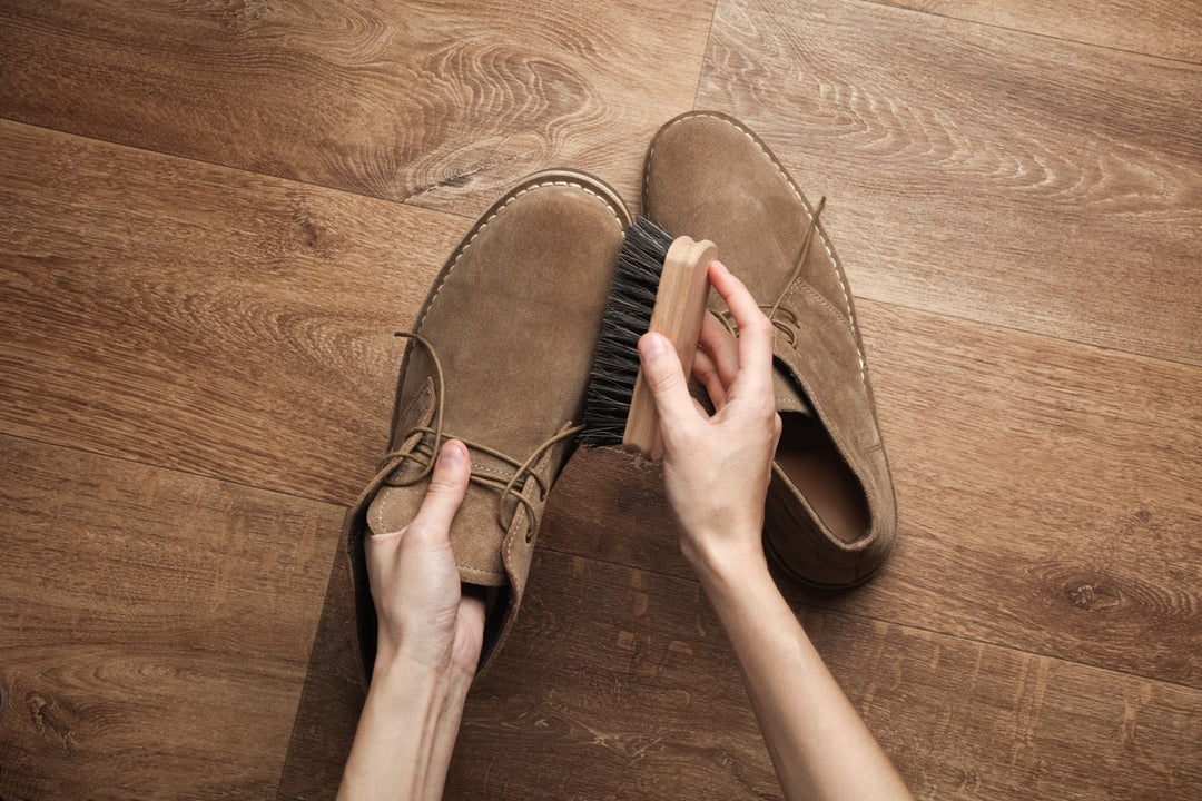 Cum cureți pantofii din piele întoarsă (suede)