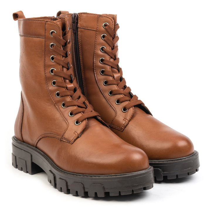 Aria fűzős csizma, konyak