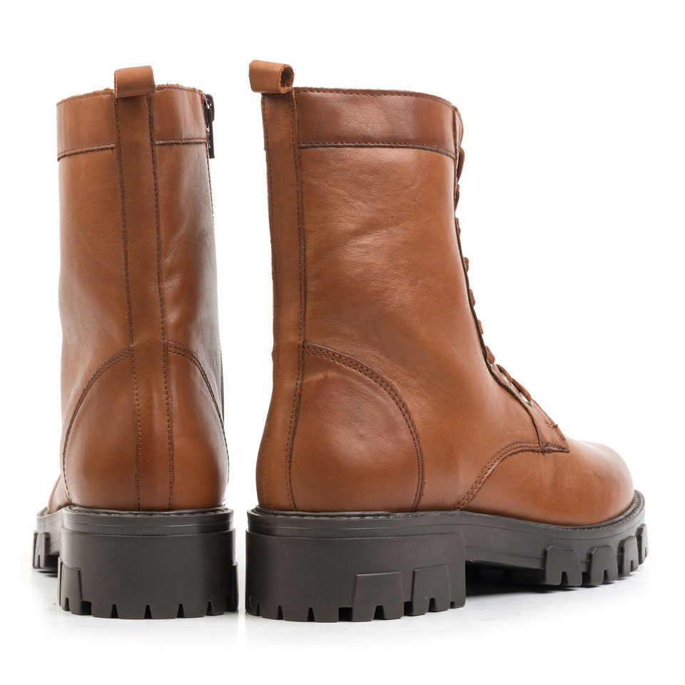 Aria fűzős csizma, konyak