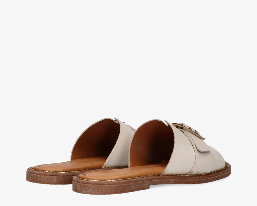 Audrey csatos szandál törtfehér