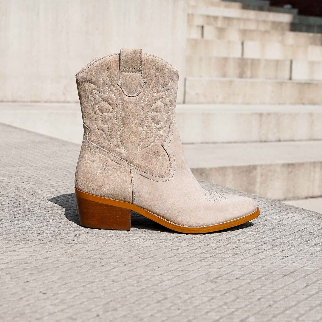 MENTA SZÍNŰ WESTERN CSIZMA Törtfehér Velúr