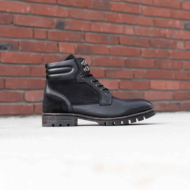 Arlo fekete csipkecsizma