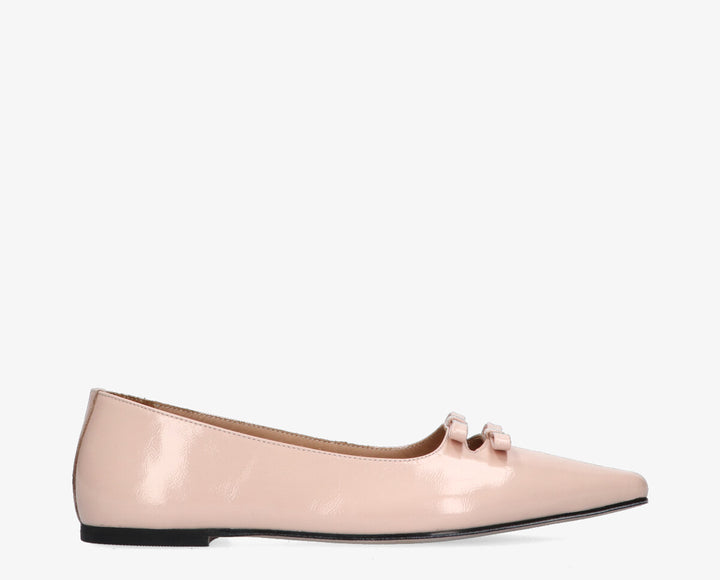 Rea meztelenül meghajol