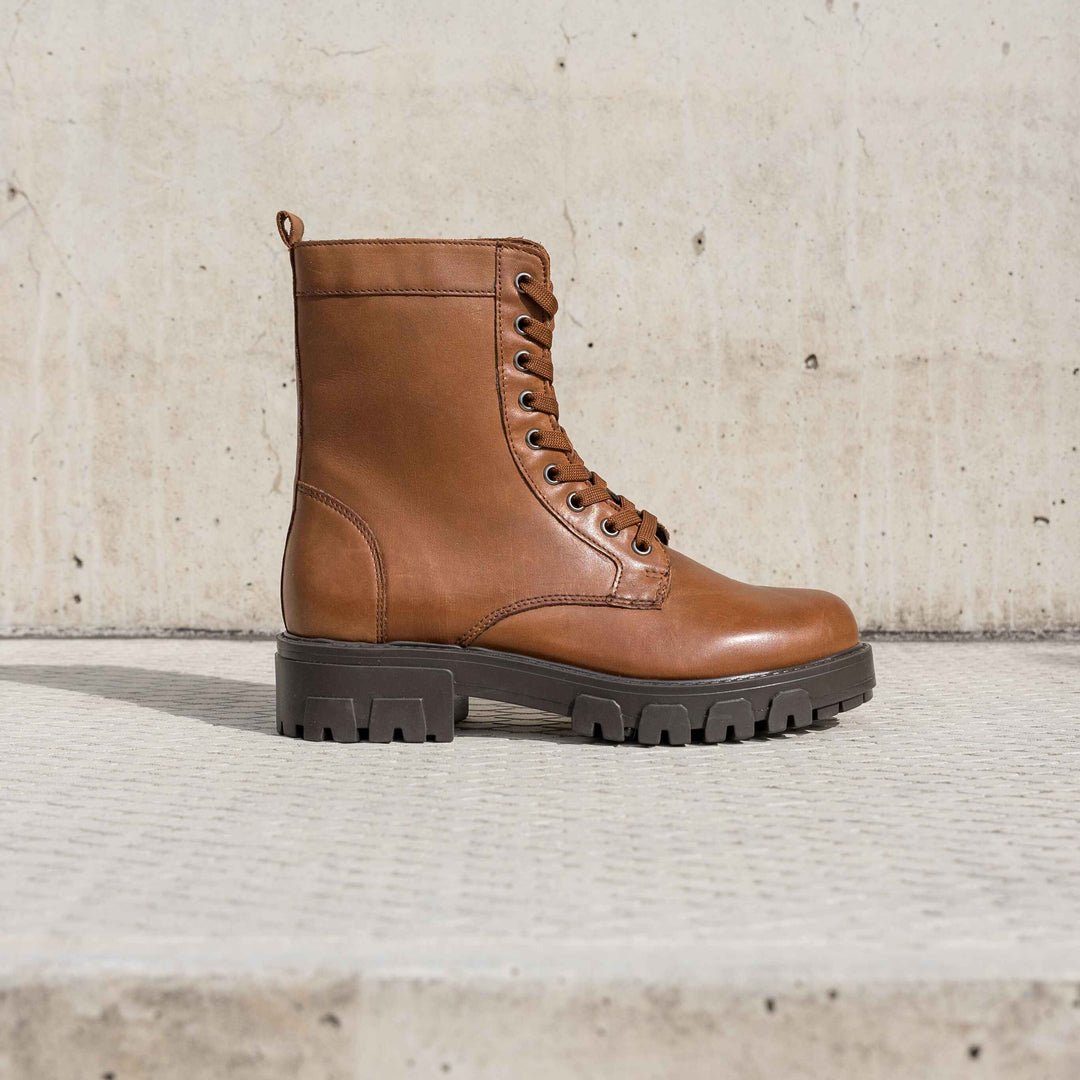 Aria fűzős csizma, konyak