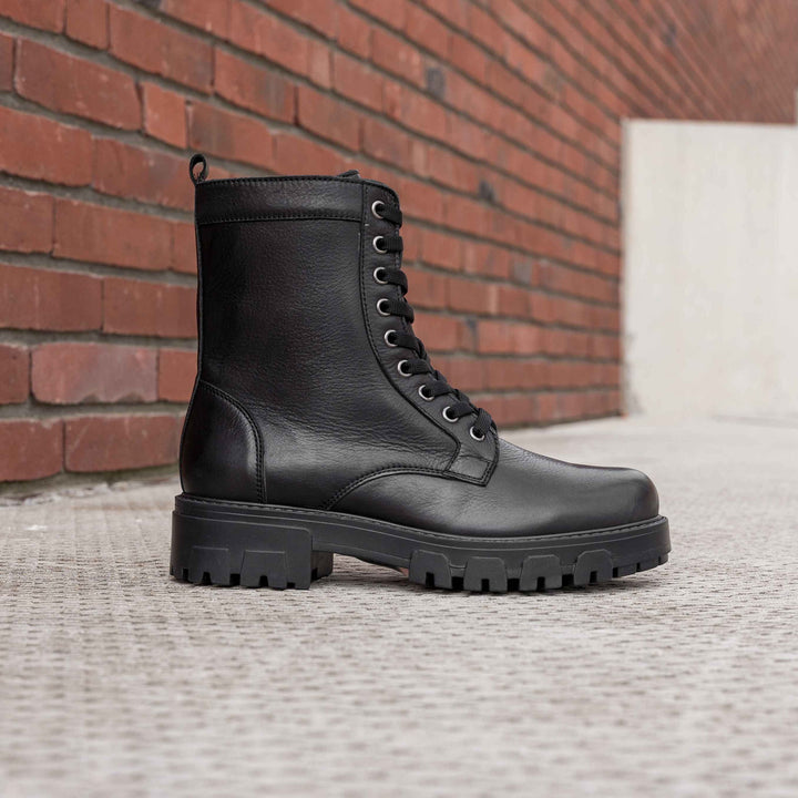 Aria fűzős csizma, fekete