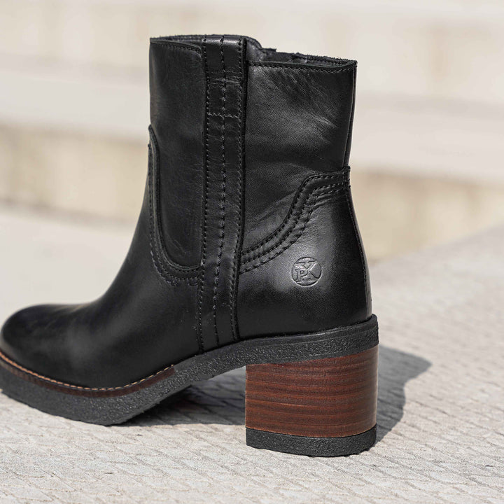 JAMILA BOKACSIZMA Fekete bőr