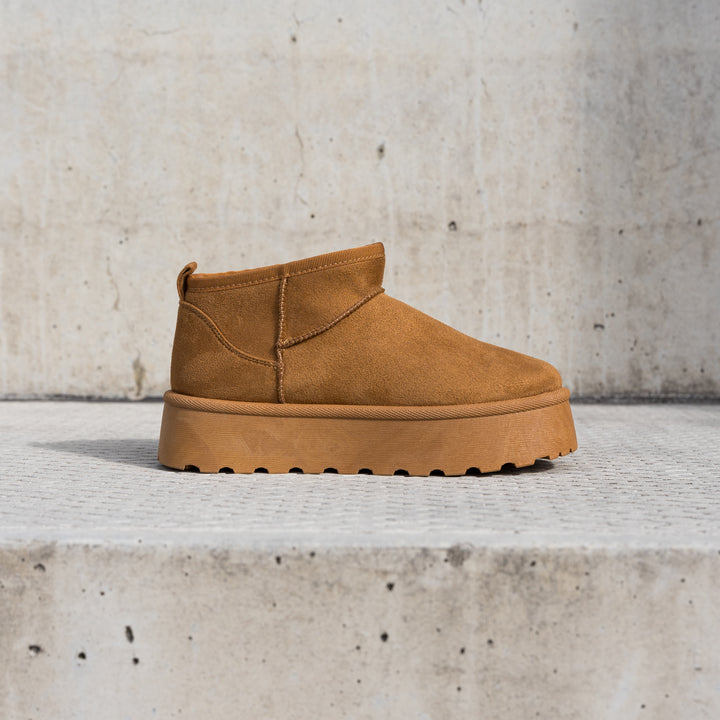 Isla rövid csizma konyak színben