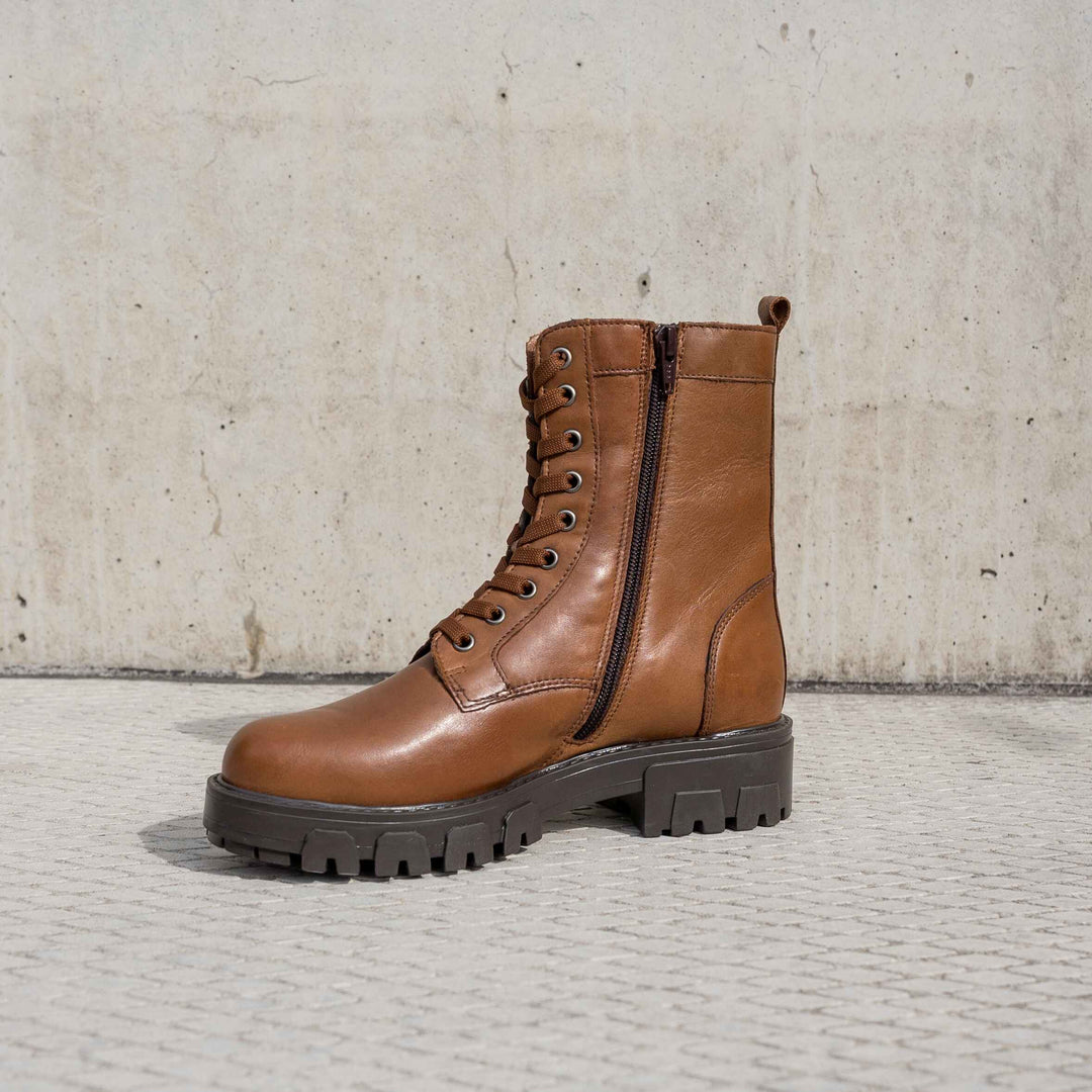 Aria fűzős csizma, konyak