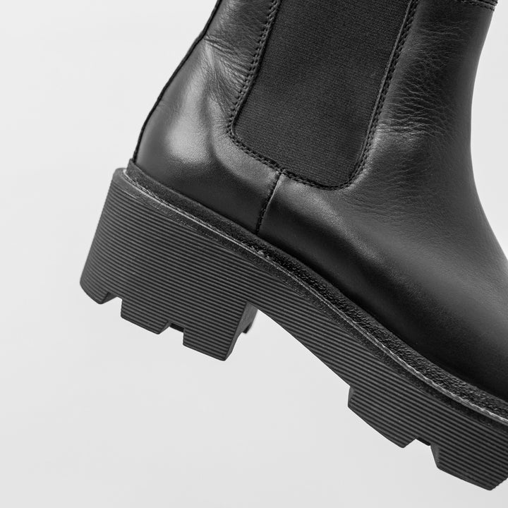 Sobra magas chelsea fekete