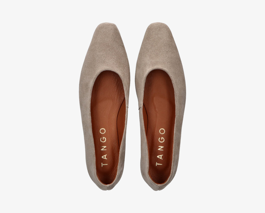 Rea, a balerina, bézs színű