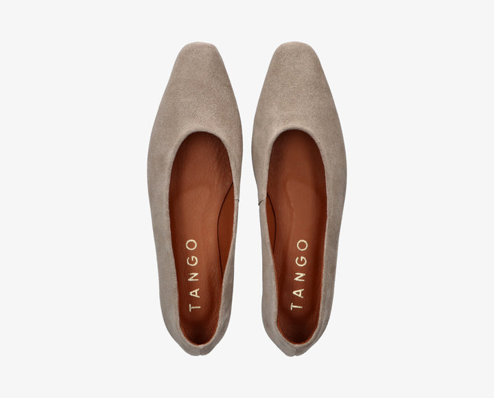 Rea, a balerina, bézs színű