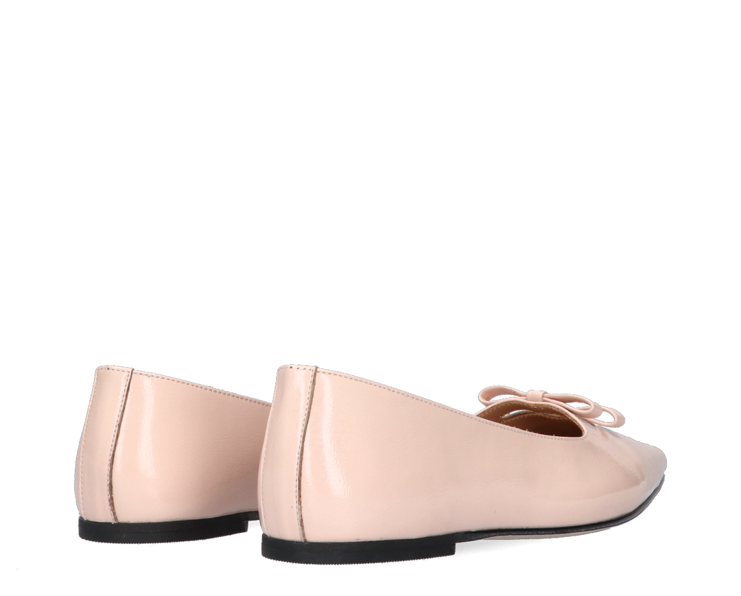 Rea meztelenül meghajol