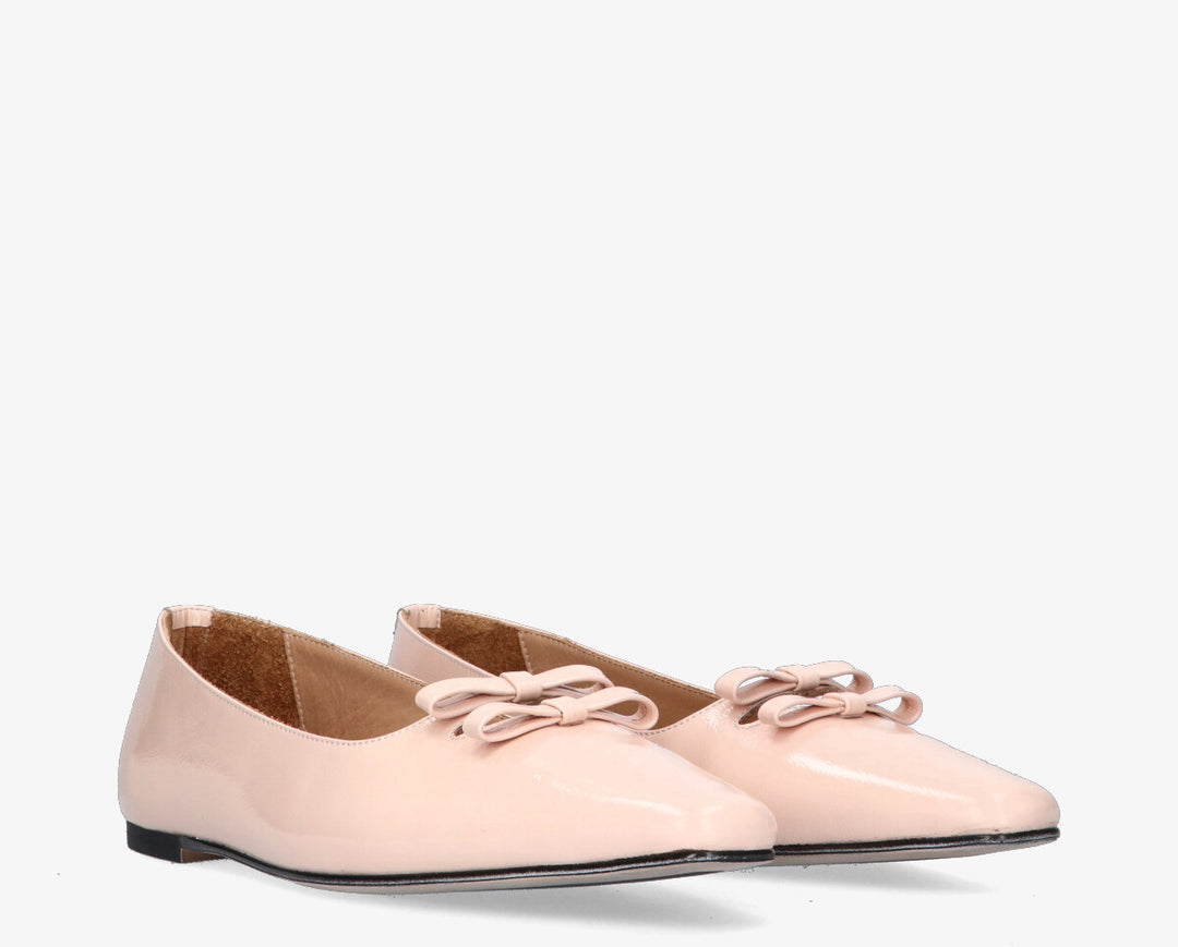 Rea meztelenül meghajol