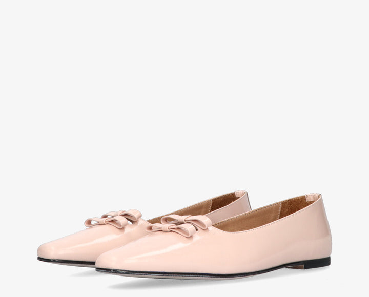 Rea meztelenül meghajol