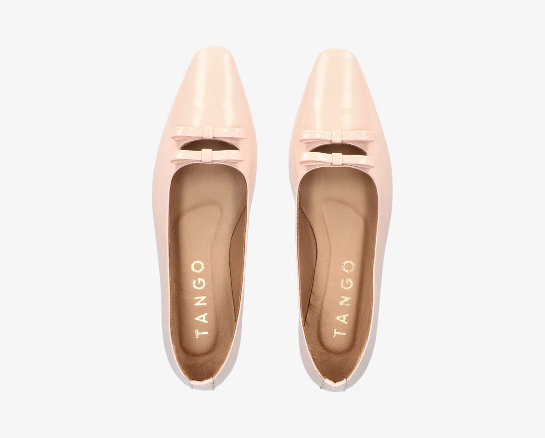 Rea meztelenül meghajol