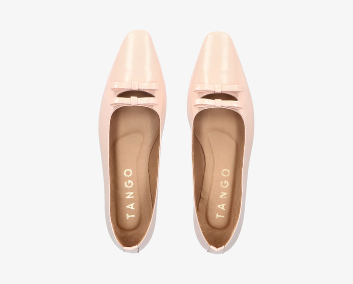 Rea meztelenül meghajol